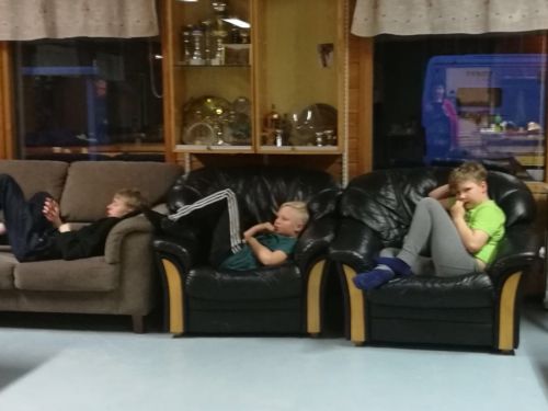 Nuoriso seuraa leirin touhuja.